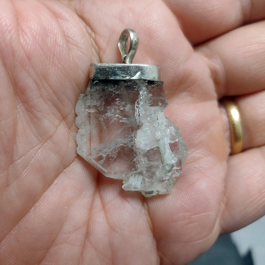 Faden Quartz Pendant