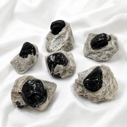 Obsidiana Lágrima Apache en Matriz Natural volcánica