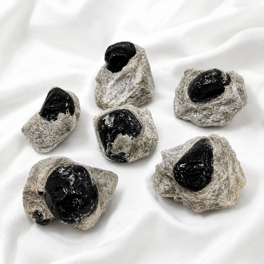 Obsidiana Lágrima Apache en Matriz Natural volcánica