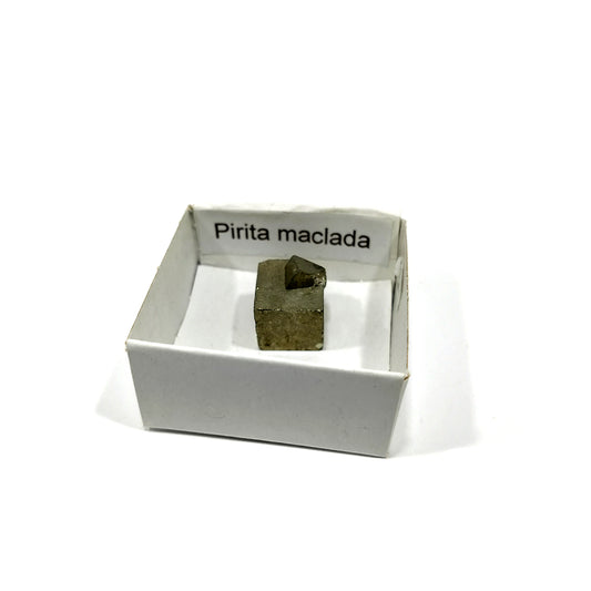 Pirita cúbica maclada