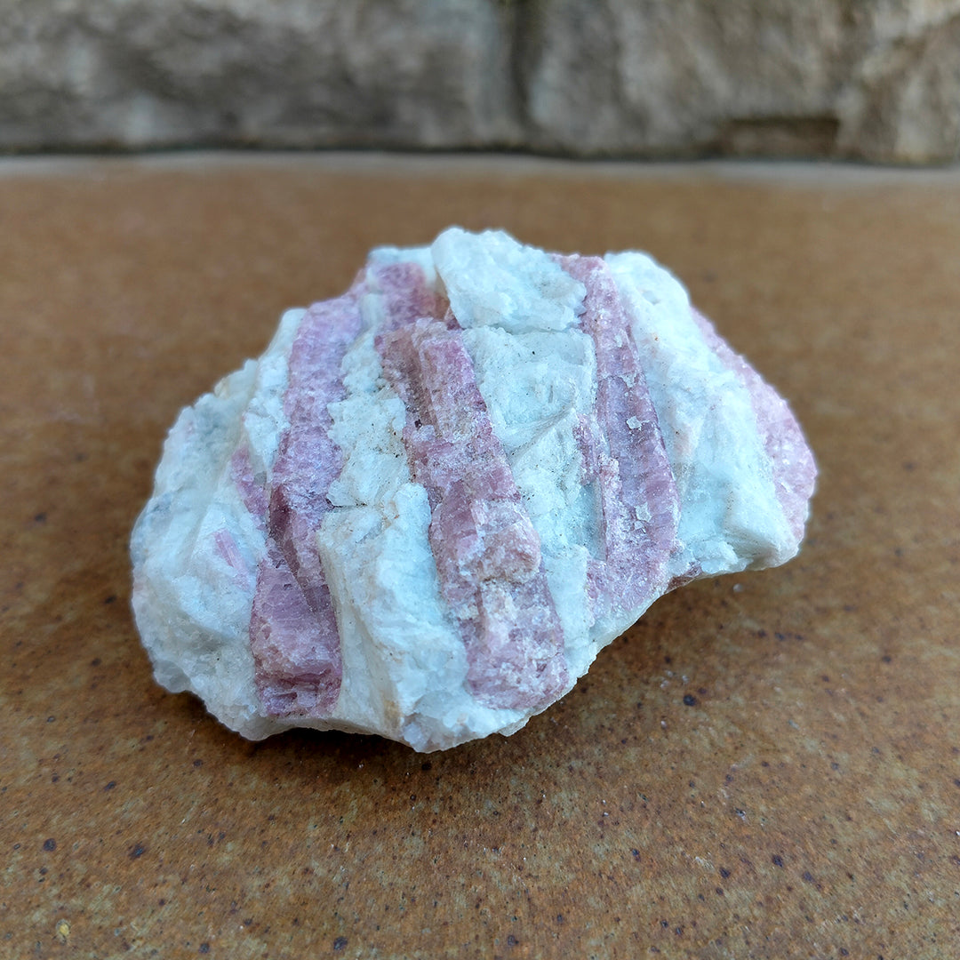 Cuarzo masivo con turmalina rosa